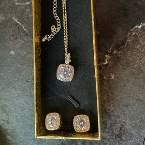 NWOT Necklace & Earring Set 🌟